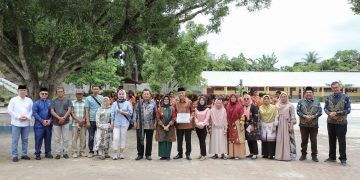 WaliKota Pematangsiantar menyerahkan dana hibah ke Musholla Fi Shabilillah SMP Negeri 