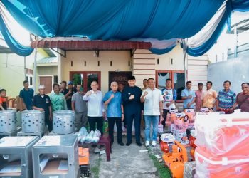 Pj. Bupati Batu Bara Bersama Anggota DPRD Provsu Serahkan Bantuan Sarpras UKM