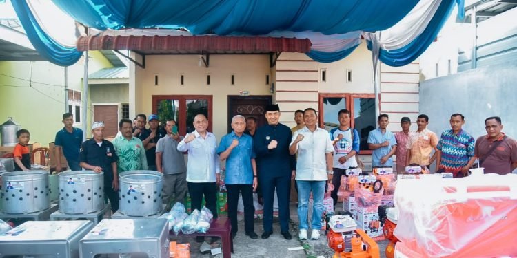 Pj. Bupati Batu Bara Bersama Anggota DPRD Provsu Serahkan Bantuan Sarpras UKM