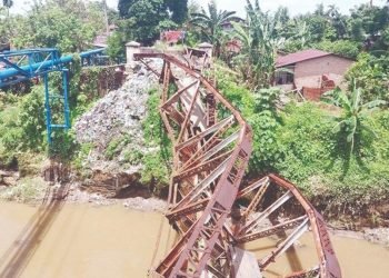 Jembatan Penyeberangan Anak Sekolah di Medan Ambruk