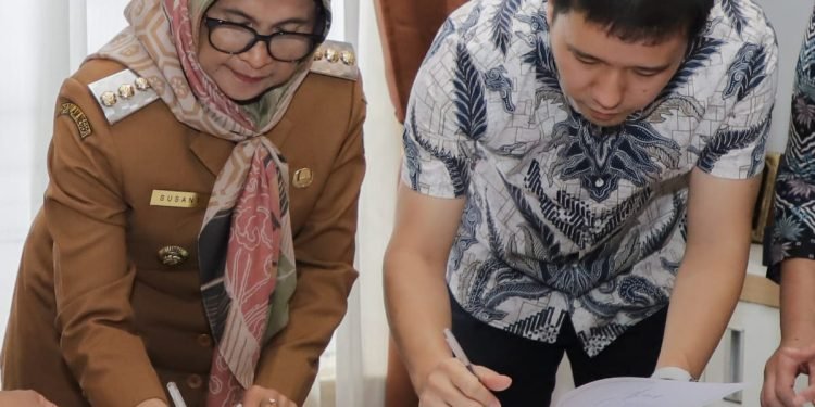 WaliKota Pematangsiantar dan PT Suriatama Mahkota Kencana acara Penandatanganan Serah Terima Pertama GOR Kota Pematangsiantar