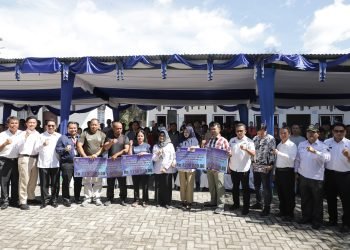 dr Susanti Dewayani SpA Menyerahkan DBH-CHT kepada 608 KPM di Kantor Dinas Sosial Pemberdayaan Perempuan dan Perlindungan Anak 