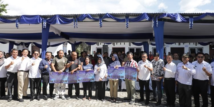 dr Susanti Dewayani SpA Menyerahkan DBH-CHT kepada 608 KPM di Kantor Dinas Sosial Pemberdayaan Perempuan dan Perlindungan Anak 