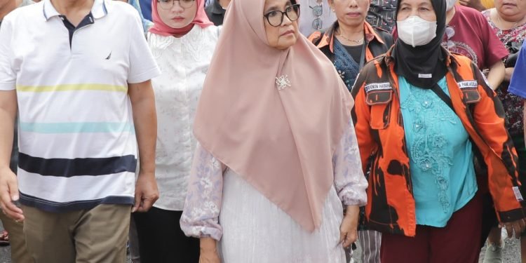 Wali Kota dr Susanti meninjau lokasi kebakaran di Gedung IV Pasar Horas