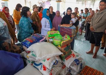 WaliKota dr Susanti Dewayani SpA mengunjungi dan memberikan bantuan kepada korban kebakaran di Komplek Bangsal