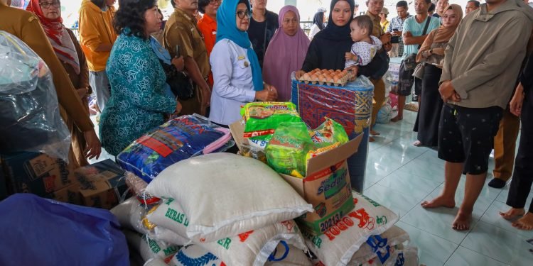 WaliKota dr Susanti Dewayani SpA mengunjungi dan memberikan bantuan kepada korban kebakaran di Komplek Bangsal