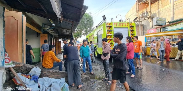Puluhan Rumah Warga Terbakar di Jalan Wahidin , PT. STTC Turunkan Dua Unit Damkar