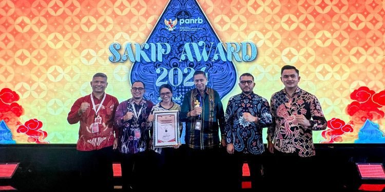 Pemerintah Kota (Pemko) Pematangsiantar meraih predikat B di ajang Sistem Akuntabilitas Kinerja Instansi Pemerintah (SAKIP) Award 2024 diterima Pjs Wali Kota Drs Matheos Tan MM
