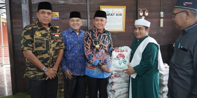 Pj Gubsu dan Pj Bupati Langkat Ziarah ke Makam Syekh Abdul Wahab Rokan: Bawa Bantuan untuk Masyarakat