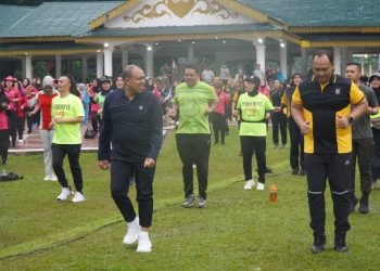 Pj. Bupati Langkat Bersama Wakapolda Sumut Ajak Warga Jaga Kesehatan Melalui Power Fit Party di Alun-alun Stabat