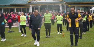 Pj. Bupati Langkat Bersama Wakapolda Sumut Ajak Warga Jaga Kesehatan Melalui Power Fit Party di Alun-alun Stabat