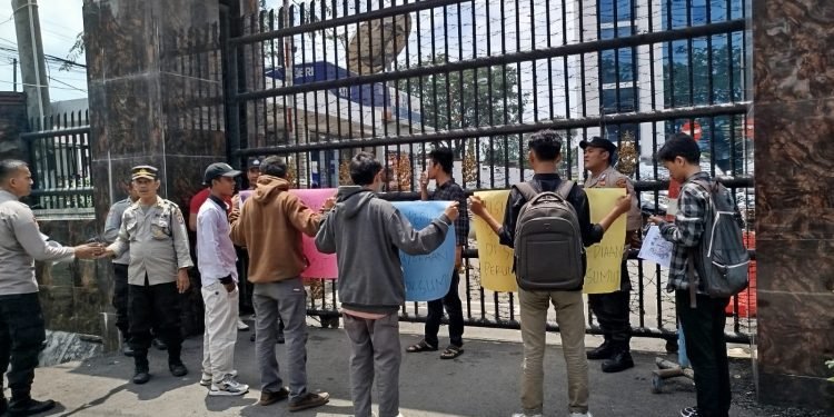 DPD ALAMP AKSI Kota Medan Gelar Aksi Unjuk Rasa Menuntut Kejaksaan Tinggi Sumatera Utara Usut Tuntas Dugaan Kurupsi Kadis Perumahan Kota Medan