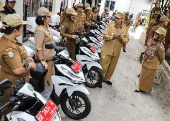 Pjs Wali Kota Pematangsiantar Drs Matheos Tan MM menyerahkan 15 unit Kendaraan Dinas Operasional untuk Puskesmas Keliling (Pusling)