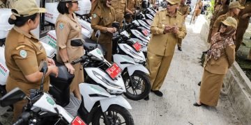 Pjs Wali Kota Pematangsiantar Drs Matheos Tan MM menyerahkan 15 unit Kendaraan Dinas Operasional untuk Puskesmas Keliling (Pusling)