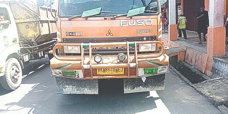 Pengendara Beat Remuk Dilindas Truk Fuso