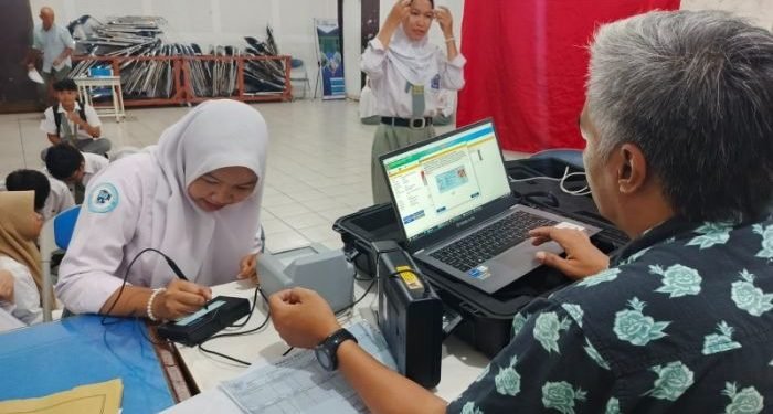 Sukseskan Pilkada Serentak Disdukcapil Medan Sambangi Sekolah Rekam KTP Siswa
