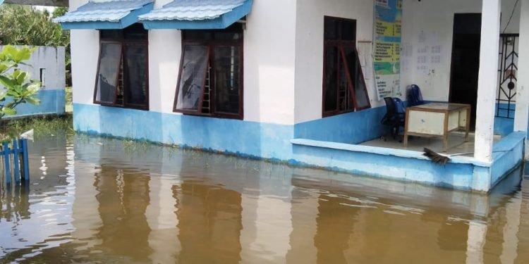 Kantor Kepala Desa Indrayaman Tergenang Air Pasang Surut