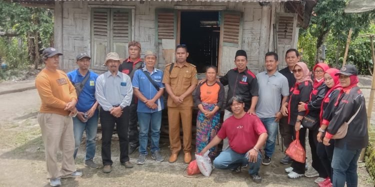 Valentina br Purba Terima Bantuan Pemasangan Listrik Gratis dari KRNS