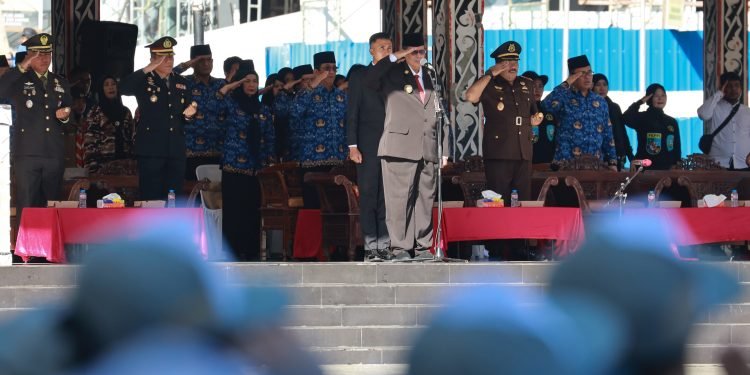 Pjs WaliKota Pematangsiantar memimpin upacara peringatan Hari Sumpah Pemuda ke-96 Tahun 2024 Kota Pematangsiantar