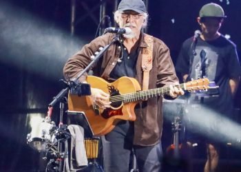 Pjs Wali Kota Drs Matheos Tan MM menyaksikan langsung konser musik Iwan Fals bertajuk Gaung Merah seGALAnya