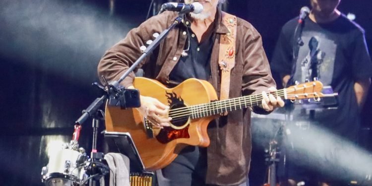 Pjs Wali Kota Drs Matheos Tan MM menyaksikan langsung konser musik Iwan Fals bertajuk Gaung Merah seGALAnya