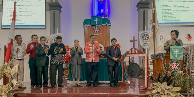 Pjs Wali Kota Pematangsiantar Drs Matheos Tan MM menghadiri acara Sinode ke-14 HKIP di Kantor Pusat HKIP