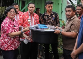 Pjs Wali Kota Pematangsiantar Drs Matheos Tan MM mengunjungi dan memberikan penghiburan kepada para korban kebakaran rumah di Jalan Sejahtera Kelurahan Asuhan 