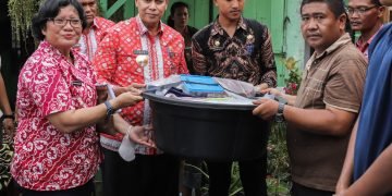Pjs Wali Kota Pematangsiantar Drs Matheos Tan MM mengunjungi dan memberikan penghiburan kepada para korban kebakaran rumah di Jalan Sejahtera Kelurahan Asuhan 