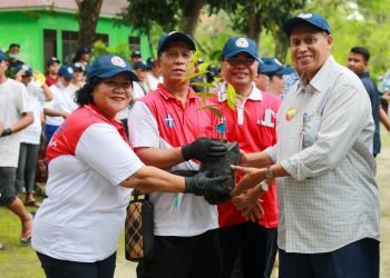 Pjs Wali Kota Pematangsiantar bersama para pimpinan gereja mengikuti gotong royong/kerja bakti dalam rangka menyambut Peringatan Hari Reformasi Gereja ke-507