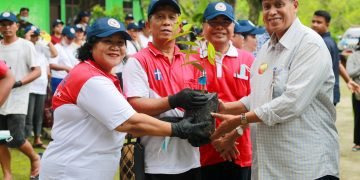 Pjs Wali Kota Pematangsiantar bersama para pimpinan gereja mengikuti gotong royong/kerja bakti dalam rangka menyambut Peringatan Hari Reformasi Gereja ke-507