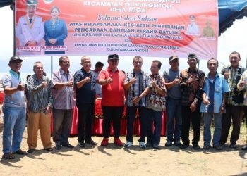 Wali Kota Gunungsitoli Serahkan 40 Unit Bantuan Perahu Dayung Untuk Nelayan