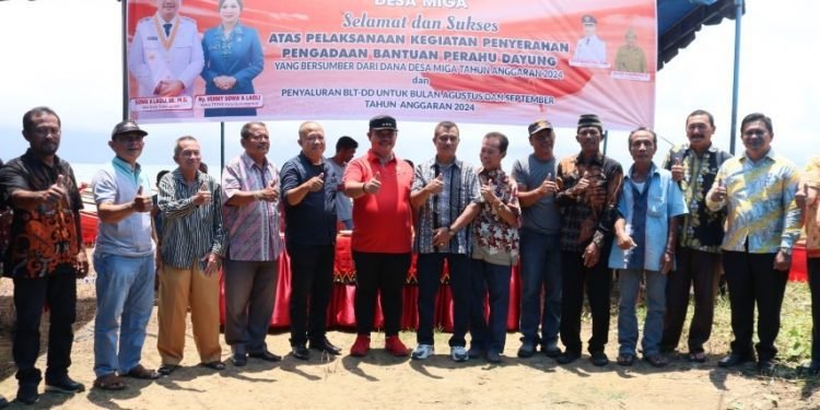 Wali Kota Gunungsitoli Serahkan 40 Unit Bantuan Perahu Dayung Untuk Nelayan