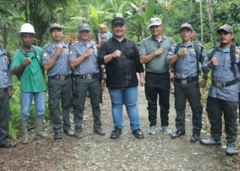 Wali Kota Gunungsitoli Gotong Royong Bersama Warga Desa Sihare’o II Tabaloho