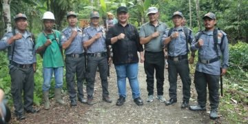 Wali Kota Gunungsitoli Gotong Royong Bersama Warga Desa Sihare’o II Tabaloho