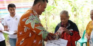 Wali Kota Monitoring dan Salurkan BLT di Desa Fadoro Lasara