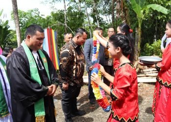Wali Kota Gunungsitoli Beribadah di Gereja Jemaat Fadoro Botogawu Resort 49 BNKP