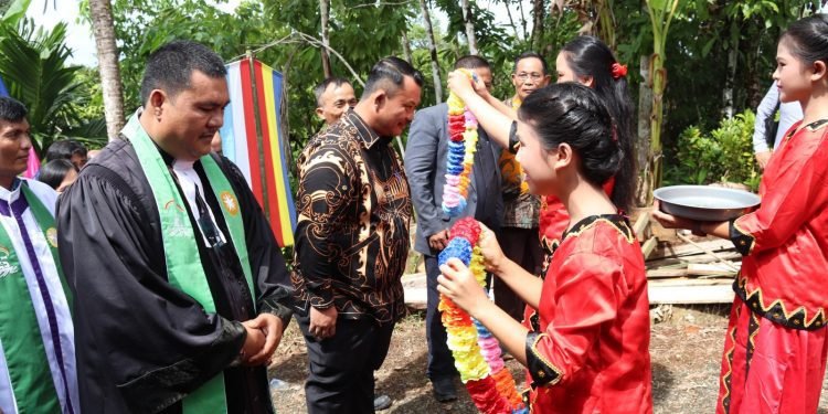 Wali Kota Gunungsitoli Beribadah di Gereja Jemaat Fadoro Botogawu Resort 49 BNKP
