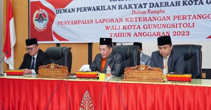 Wali Kota Gunungsitoli Bacakan Penjelasan Umum Soal LKPJ 2023