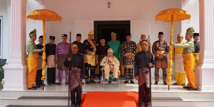 Pj Bupati Langkat Faisal Hasrimy Terima Gelar “Datok Praja Indra Negeri” dari Kerapatan Adat Kesultanan Langkat