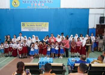 Pjs Wali Kota Pematangsiantar Drs Matheos Tan MM membagikan Kartu e-KTP pemula dan KIA kepada para pelajar dari 24 sekolah