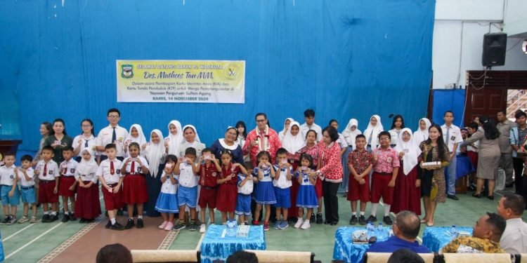 Pjs Wali Kota Pematangsiantar Drs Matheos Tan MM membagikan Kartu e-KTP pemula dan KIA kepada para pelajar dari 24 sekolah