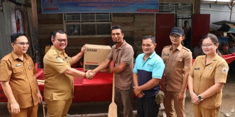 Wali Kota Gunungsitoli Serahkan 50 Kapal Ikan Kepada Nelayan