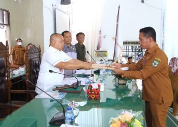 Pjs Wali Kota Pematangsiantar Drs Matheos Tan MM diwakili Sekretaris Daerah (Sekda) menyampaikan Pengantar Nota Keuangan Wali Kota Atas Ranperda tentang APBD Tahun Anggaran (TA)