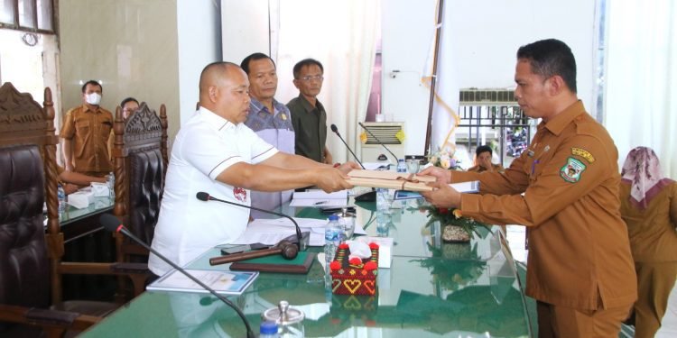 Pjs Wali Kota Pematangsiantar Drs Matheos Tan MM diwakili Sekretaris Daerah (Sekda) menyampaikan Pengantar Nota Keuangan Wali Kota Atas Ranperda tentang APBD Tahun Anggaran (TA)