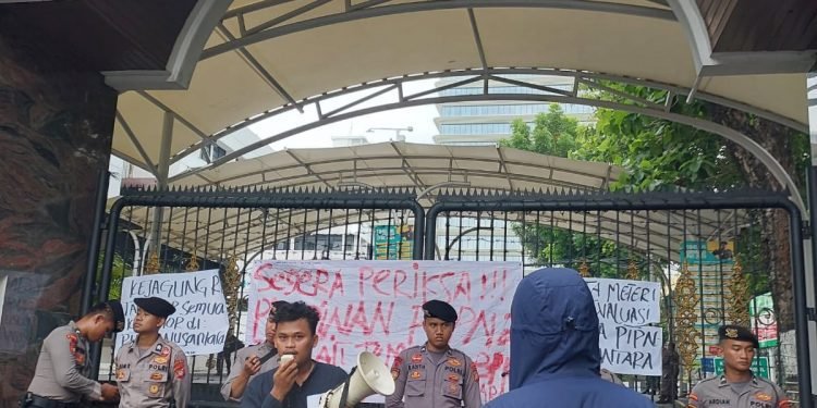 Puluhan Mahasiswa KAMPUS JAKARTA, Gelar Aksi Unjukrasa Menuntut Kejaksaan Agung Memproses Secara Hukum Temuan BPK RI Terkait PTPN II
