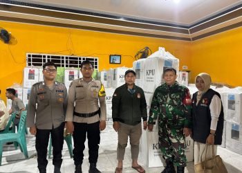 Pengawalan dan Pengamanan Pergeseran Kotak Suara Pilkada tahun 2024 yang dilaksanakan oleh Anggota PAM TPS Polsek Secanggang