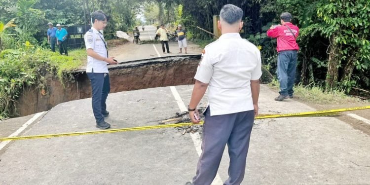 Pemkab Simalungun Tinjau Jalan Putus Penghubung Kecamatan Tanah Jawa dan Kecamatan Hatonduhan