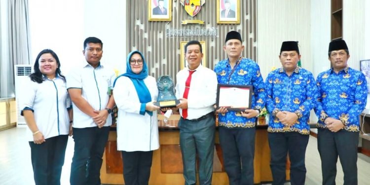 Hari Pertama Masuk Kerja, Bupati Simalungun Terima Penghargaan Paritrana Award Tahun 2024