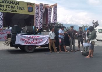 Puluhan Warga Parapat Demo, Copot Dirut RSUD Parapat