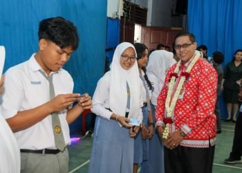 Pjs Wali Kota Bagikan Kartu Tanda Penduduk Elektronik Pemula dan Kartu Identitas Anak